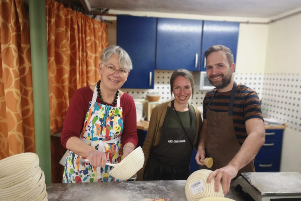 Die Praxisleitung beim Backen